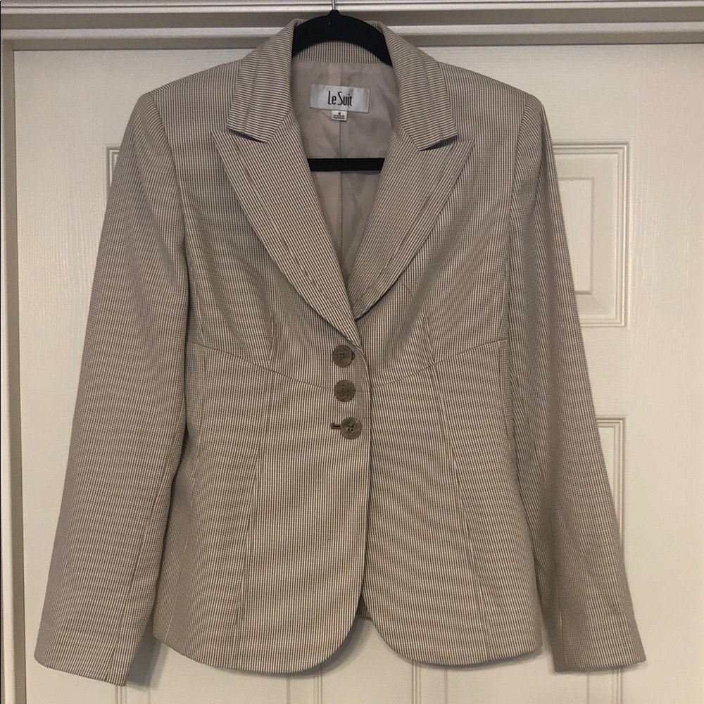 Le Suit Women's Beige Pinstripe Blazer with Notched Lapel Made In Vietnam Sz.6